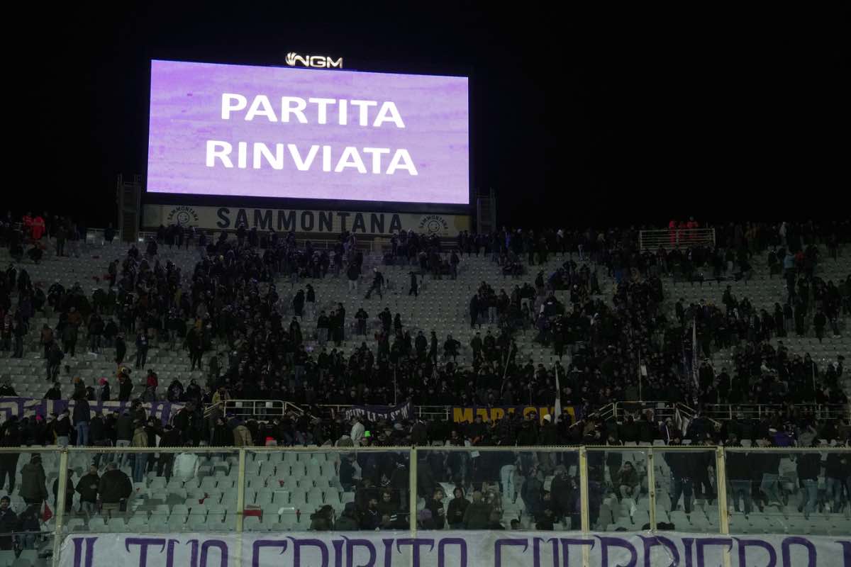 Il tabellone annuncia il rinvio di Fiorentina-Inter