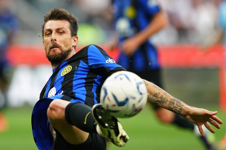 Francesco Acerbi dell'Inter in un tentativo di spaccata per recuperare il pallone 