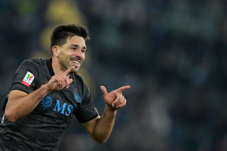 Giovanni Simeone sorridente in maglia Napoli dopo un gol 