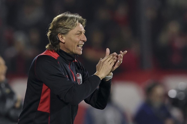 Heinze applaude sulla panchina del Newell's Old Boys