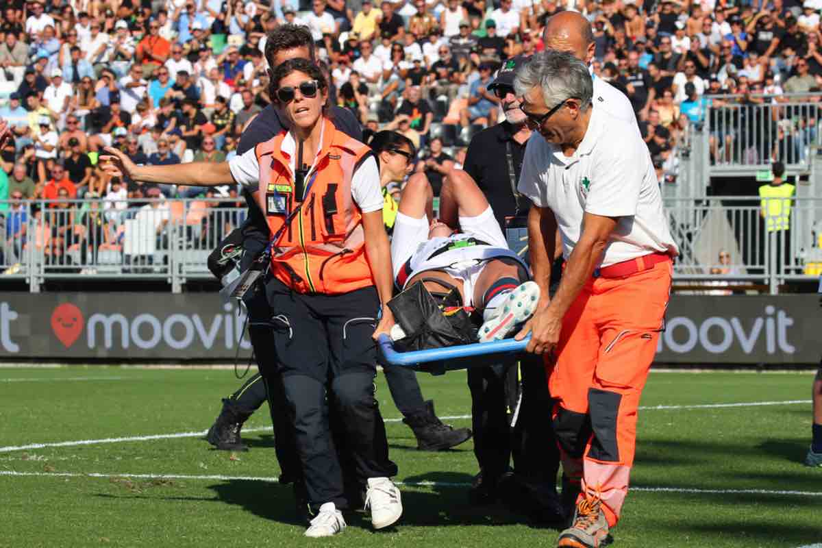 Calciatore lascia il campo in barella