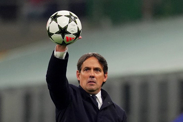 Inzaghi stoppa la palla con la mano