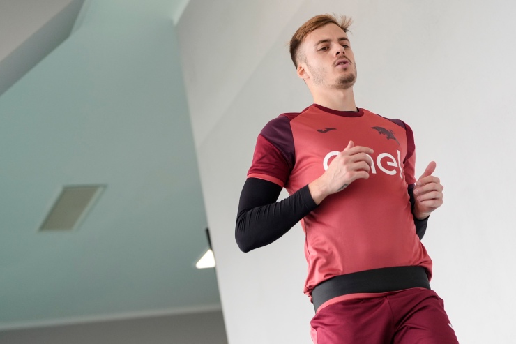 Ivan Ilic in maglia di allenamento del Torino in palestra 