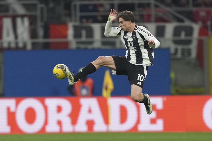 Yildiz stoppa la palla in Milan-Juve