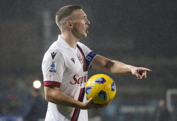 Lewis Ferguson con il pallone nella mano sinistra, mentre dà indicazioni ad un compagno 