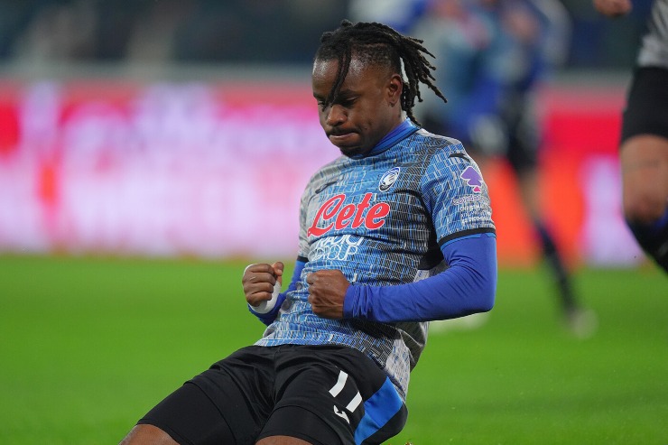 Ademola Lookman esulta in maglia Atalanta dopo un gol