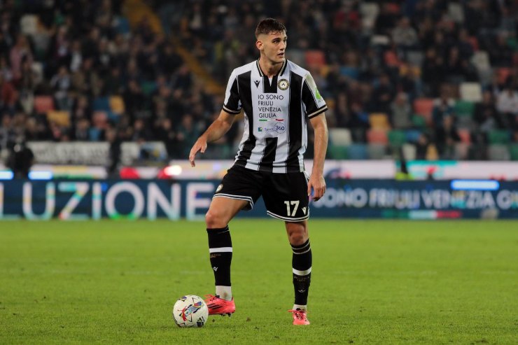 Lorenzo Lucca in campo con il pallone tra i piedi 