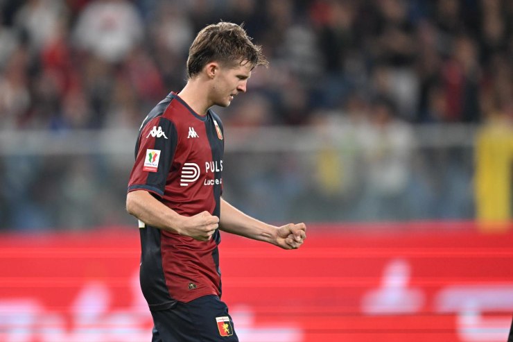 Morten Frendrup del Genoa, stringe i pugni in campo 