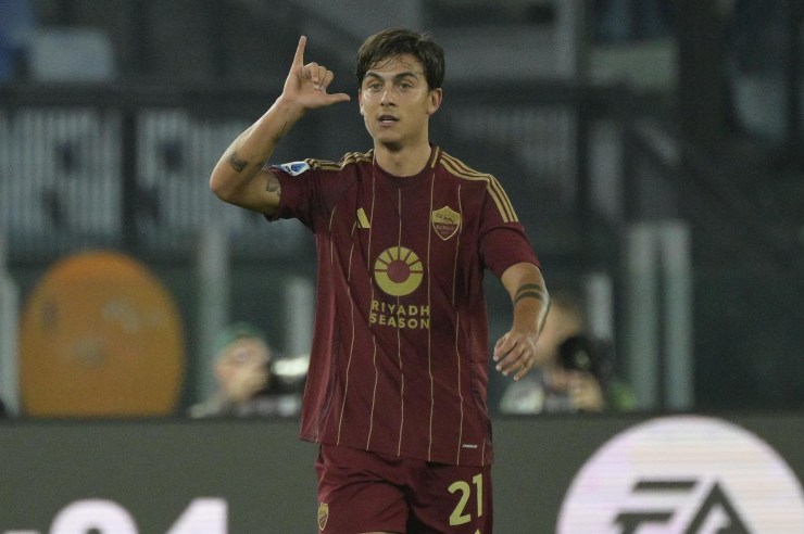 Paulo Dybala in campo in maglia Roma fa un gesto verso la panchina 