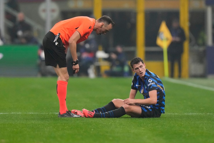 Benjamin Pavard a terra sul campo per un infortunio 