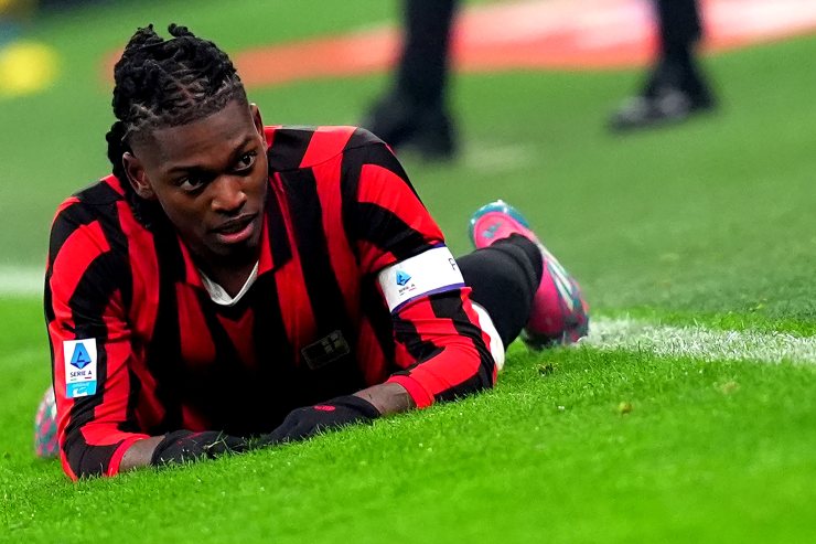 Rafael Leao del Milan a terra in campo dopo un contrasto 