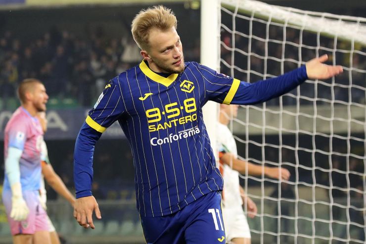 Casper Tengstedt esulta aizzando la folla dopo un gol col Verona 