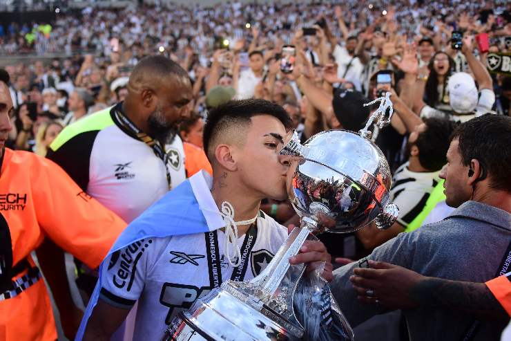 Thiago Almada del Botafogo bacia la Coppa Libertadores