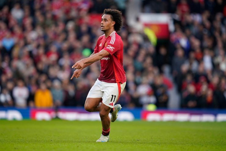 Josua Zirkzee all'Old Trafford dà indicazioni in campo ad un compagno 