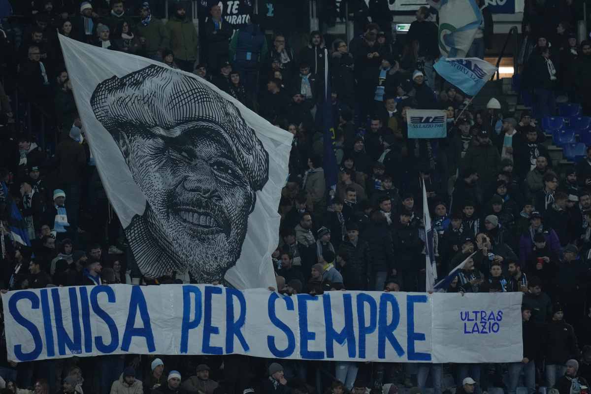 Lazio-Inter, emozione Olimpico: gli striscioni per Mihajlovic e per Flavio e Francesco