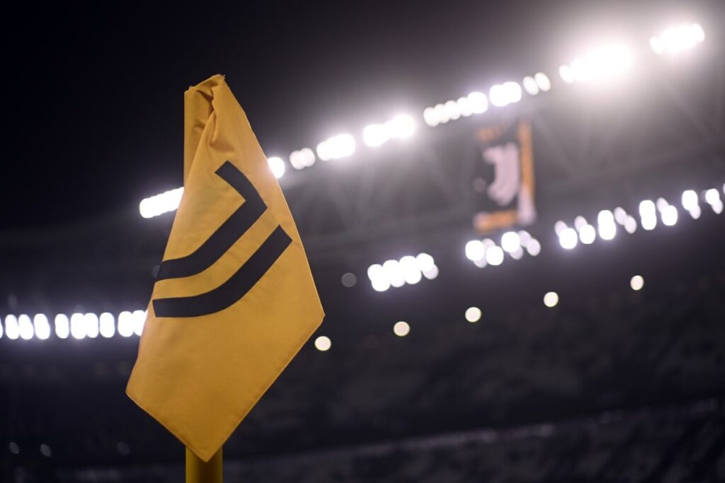 Bandierina del calcio d'angolo con il logo della Juventus