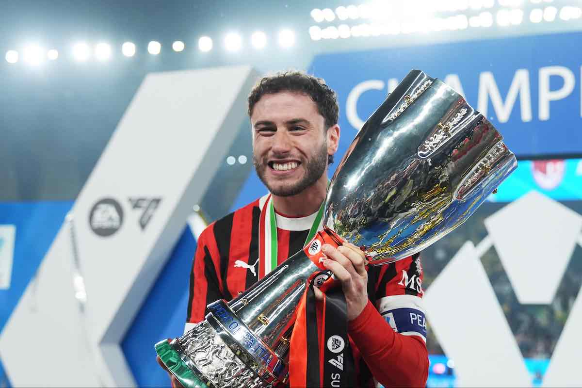 Davide Calabria con la Supercoppa Italiana tra le mani