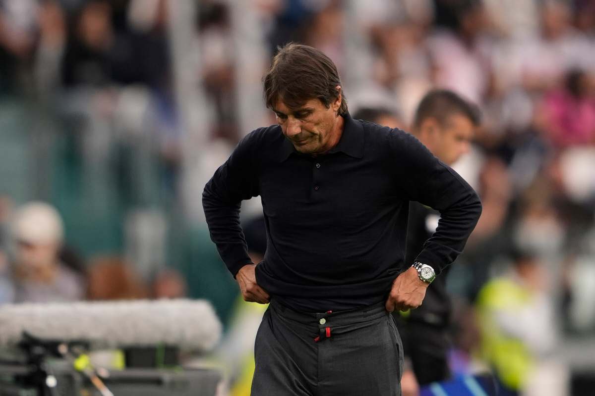 Antonio Conte perplesso a bordo campo in Juve-Napoli