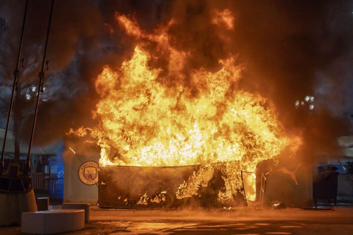 Paura prima della Champions, incendio allo stadio: tutto cancellato