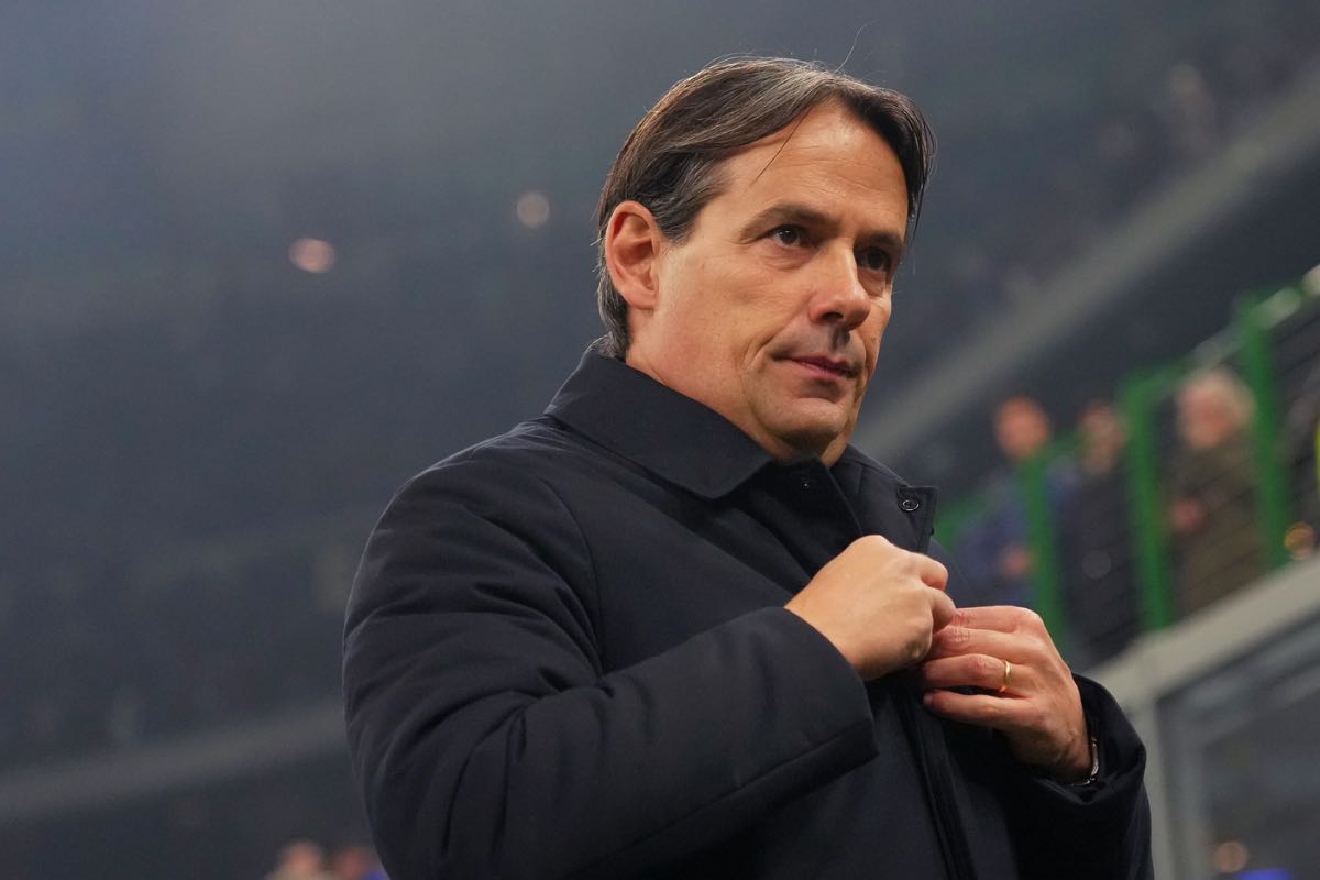 Simone Inzaghi si accomoda in panchina in Inter-Bologna