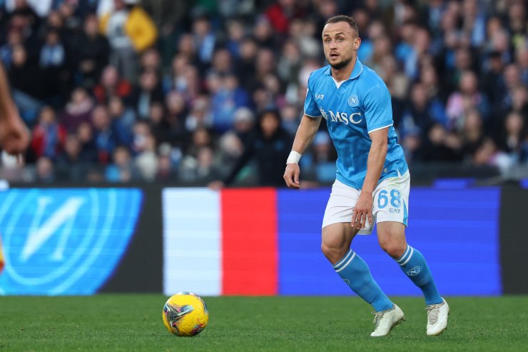 Stanislav Lobotka mentre porta palla in maglia Napoli 