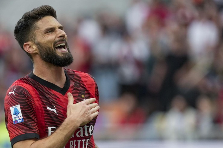 Olivier Giroud esulta in maglia Milan 