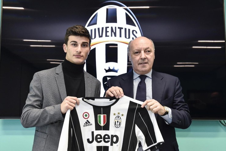 Riccardo Orsolini durante la presentazione alla Juventus 