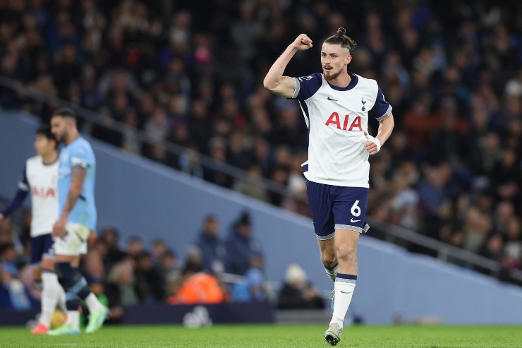 Radu Dragusin del Tottenham esulta dopo un gol 