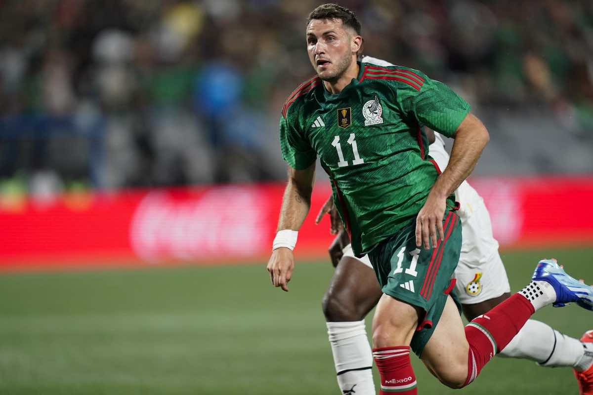 Santiago Gimenez in azione con la maglia del Messico