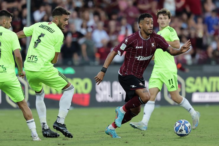 Tello in azione durante Salernitana-Pisa