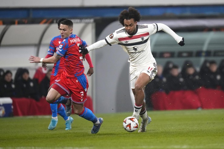 Zirkzee salta un difensore in un match di Europa League