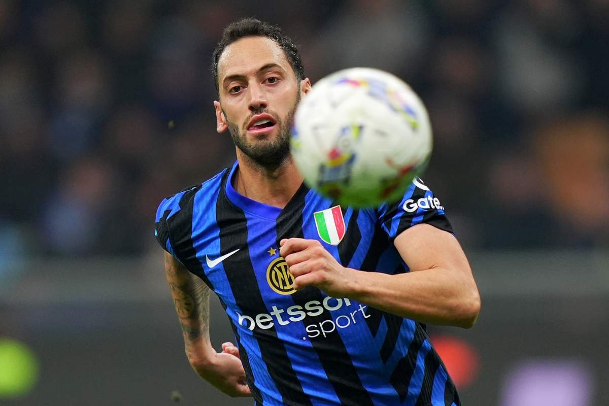 Calhanoglu in azione con la maglia dell'Inter