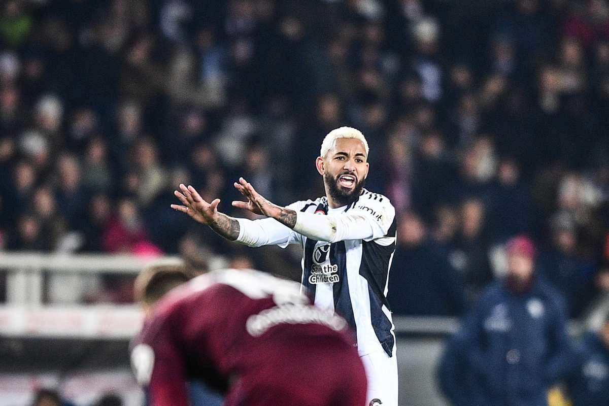 Douglas Luiz protesta nel derby col torino