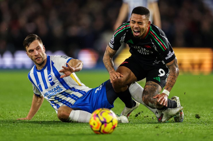 Gabriel Jesus cade a terra infortunato