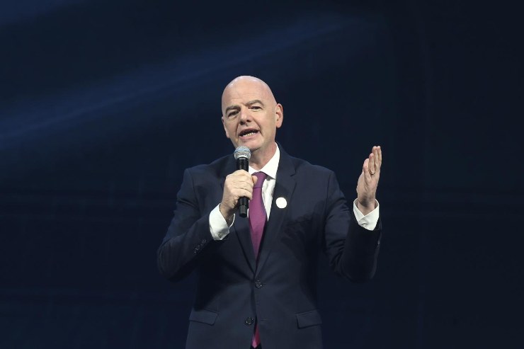 Gianni Infantino parla al microfono