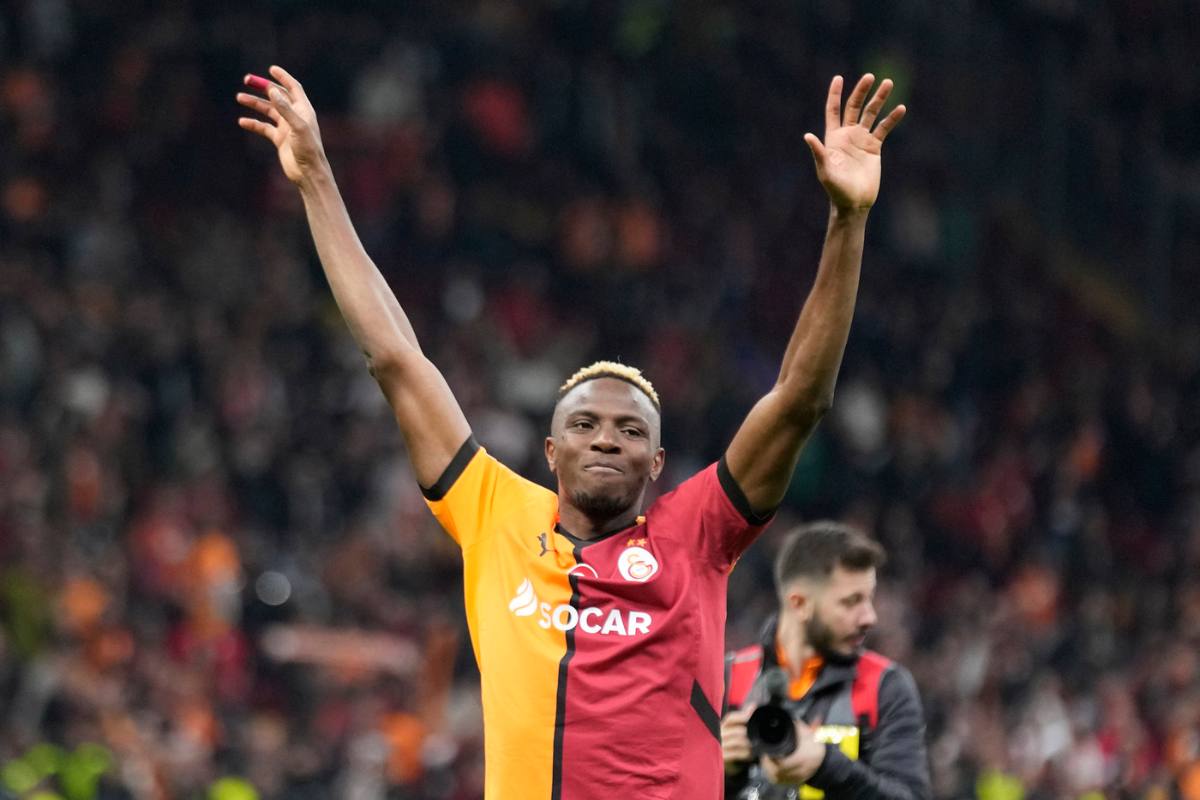 victor osimhen con la maglia del galatasaray alza le braccia al cielo