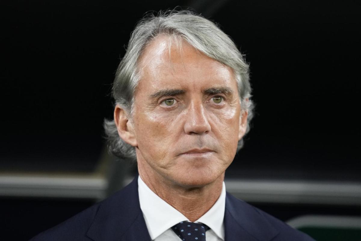 Roberto Mancini accigliato in panchina