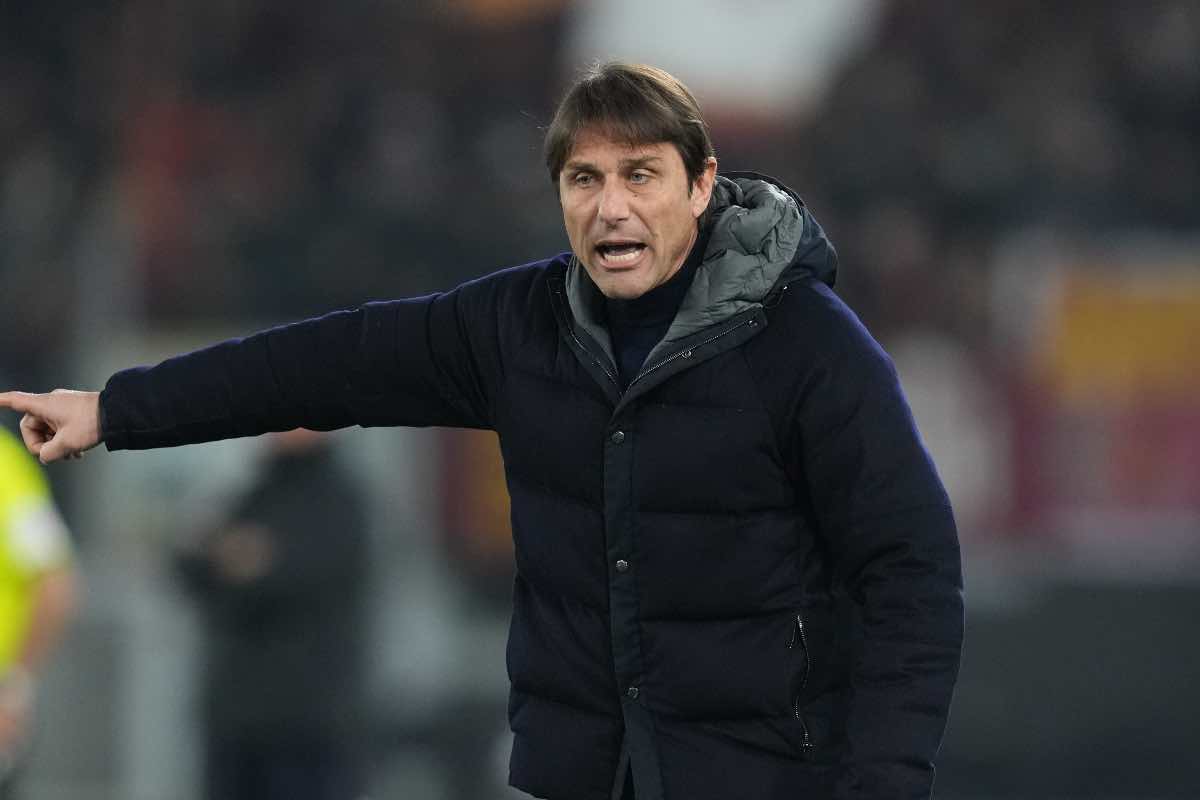 Conte ‘risponde’ a Mancini: “Magari ha visto un’altra partita”. Poi il dribbling sul mercato